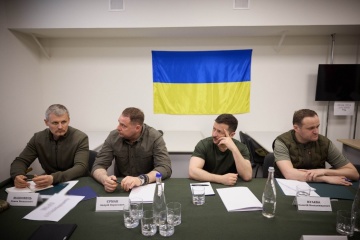 Wzmocnienie obrony przeciwlotniczej i walka z nośnikami bomb: Spotkanie Zełenskiego w Charkowie

