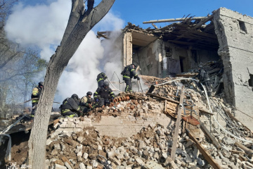 Luftangriff auf Kostjantyniwka: Unter Trümmern Leichen einer Frau und eines Kindes gefunden