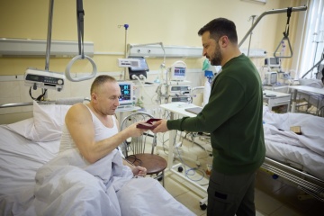 Zelensky visits Ukrainian soldiers undergoing treatment in Chernivtsi