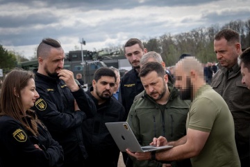 A Zelensky le muestran un nuevo dron kamikaze ucraniano