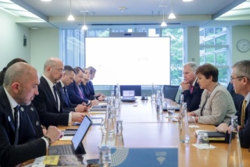 El primer ministro de Ucrania y la directora del FMI debaten la incautación de activos rusos