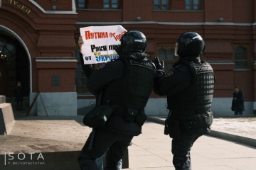 За антивоєнну позицію в Росії переслідують понад 900 осіб