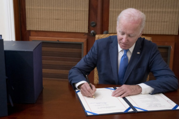 バイデン米大統領、ウクライナ支援法に署名