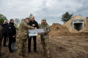 Shmygal insecciona la construcción de fortificaciones en Volyn 