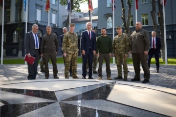 Zelensky y Stoltenberg se reúnen con oficiales que reciben la formación según los estándares de la OTAN