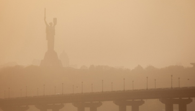 У Києві зберігається високий рівень забрудненості повітря пилом