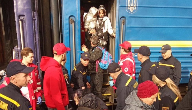 Третина евакуйованих двома потягами з Донеччини на Рівненщину - діти