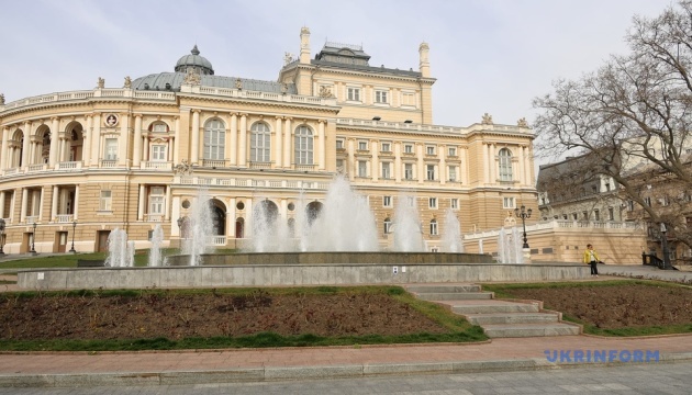 В Одесі запустили фонтан на Театральній площі, він працюватиме за графіком