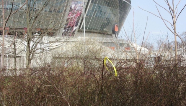 У центрі Донецька біля стадіону «Донбас Арена» з'явилися символи спротиву окупантам