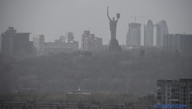 Вихідні в Україні будуть теплими, але з дощами та пиловою бурею