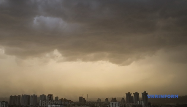 У Києві вирує буря - на місто й область суне гроза, можливий град