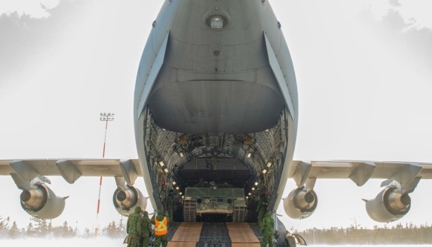 Les pilotes de l’Aviation royale canadienne ont livré 8 000 tonnes d’aide militaire à l’Ukraine 