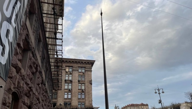 Негода пошкодила прапор Києва біля будівлі КМДА