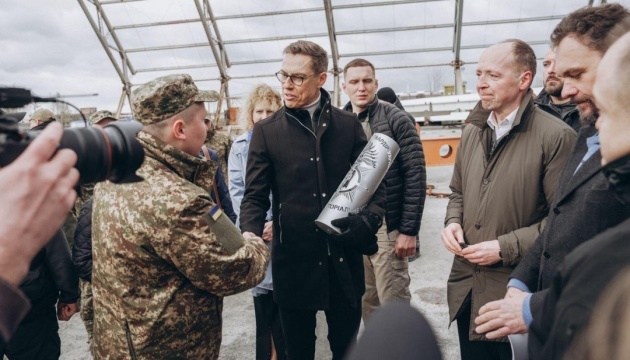 Presidente de Finlandia visita el destruido aeropuerto Antónov en Gostómel