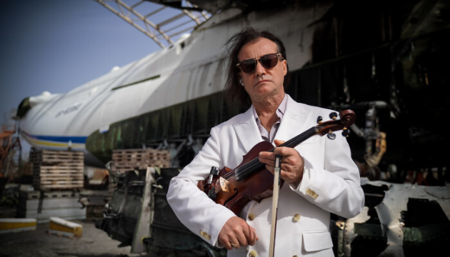 Всесвітньо відомий скрипаль Василь Попадюк зіграв на тлі знищеної «Мрії»