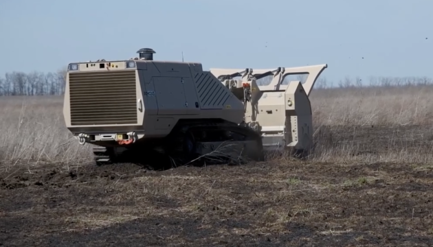 На Донеччині піротехніки очищують поля за допомогою машини для розмінування