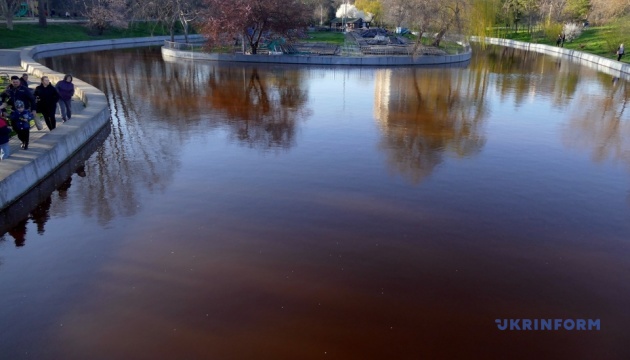 В Одесі у ставках парку Перемоги вода змінила колір з невідомих причин