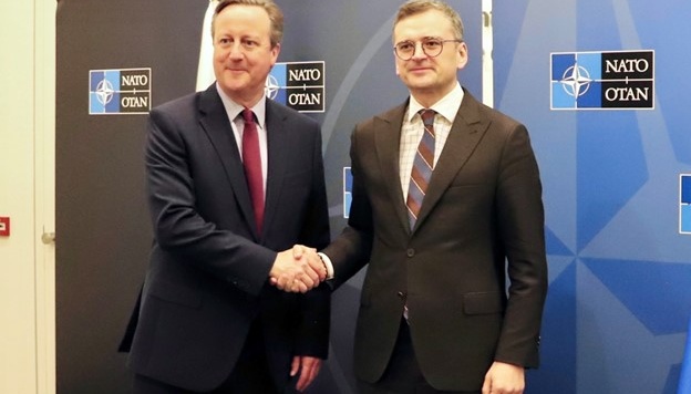 Kuleba tras reunirse con Cameron: Esperamos avances significativos en la cuestión de los activos rusos