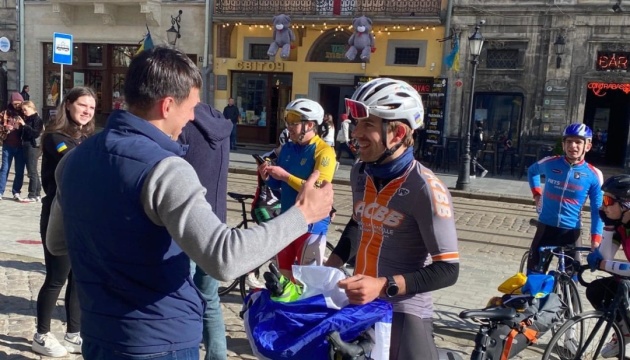 Благодійний велотур заради відновлення ліцею: француз подолав відстань з Парижа до Львова