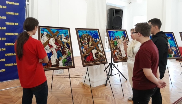У Тернополі відкрили виставку «Хресна дорога Христа - Випробування України»