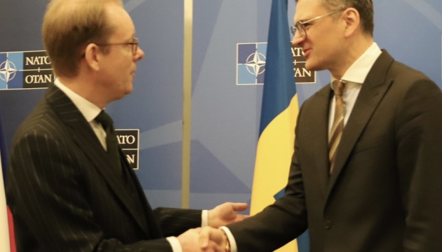 Кулеба обговорив із главою МЗС Швеції посилення української ППО 