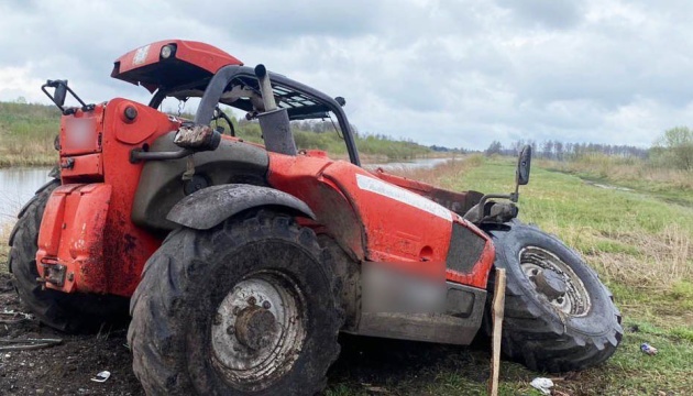 На Рівненщині підірвався трактор на міні, троє поранених
