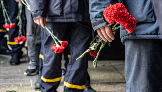 У Харкові попрощалися з загиблими під час обстрілу рятувальниками
