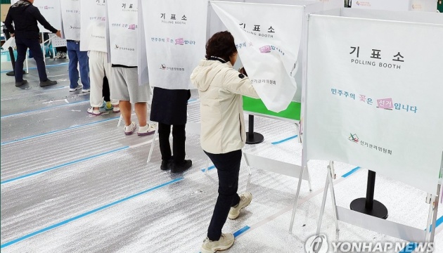 На парламентських виборах у Південній Кореї достроково проголосували понад третина виборців