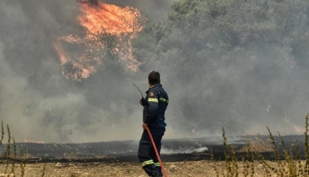 На Криті спалахнула пожежа біля бази ВМС, людей евакуювали