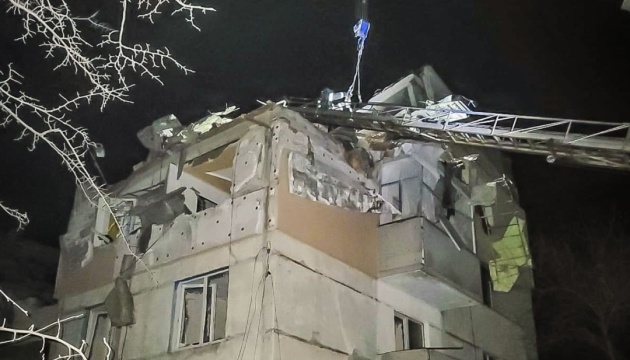 Загарбники вночі скинули КАБ на багатоповерхівку у Куп’янську, загинула жінка