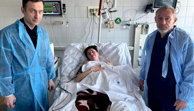 El director general de Ukrinform visita en el hospital a la corresponsal Olga Zvonarova, herida durante el ataque a Zaporiyia