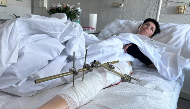 露軍攻撃で負傷したウクルインフォルムのズヴォナリョヴァ記者の容体安定