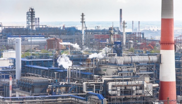 В російському Орську через повторний прорив дамби зупинили нафтопереробний завод