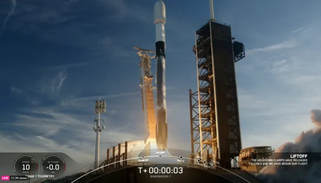 SpaceX запустила у космос 11 супутників