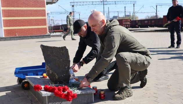 Два роки ракетному удару по вокзалу у Краматорську: у місті вшанували пам’ять жертв