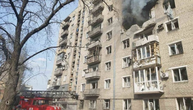 Hochhaus bei Beschuss von Selydowe getroffen, mindestens fünf Menschen verletzt