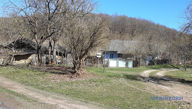 У прикарпатському селі з трьома мешканцями чекають на повернення людських голосів