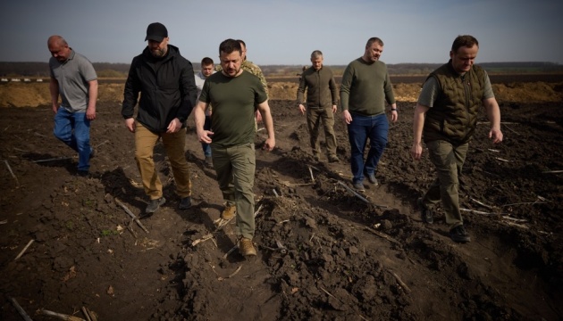 ゼレンシキー宇大統領、ハルキウ州訪問、ロシア国境付近の防衛施設構築を視察