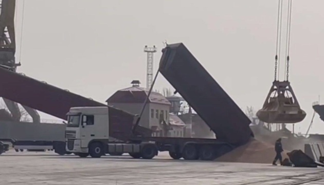 Із Маріуполя за останні три місяці росіяни вивезли 50 тисяч тонн вантажів
