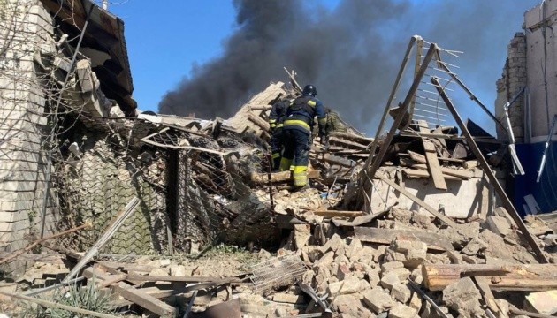 Удар по Липцях: рятувальники локалізували пожежу і шукають людей під завалами