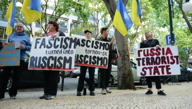 У Лісабоні українці провели протест на презентації проросійської книги про війну