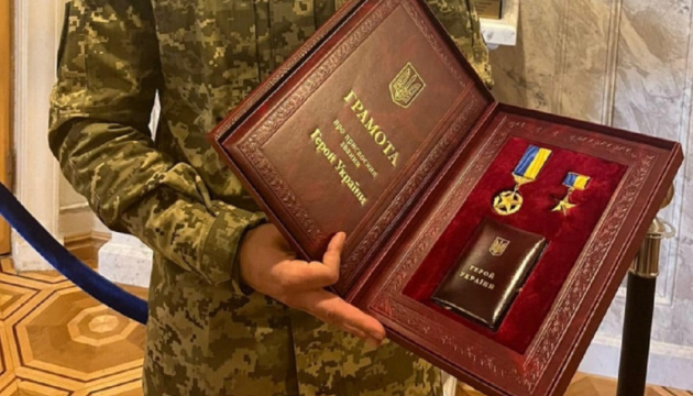 Зеленський присвоїв звання Героя України двом військовим