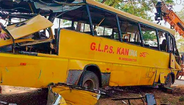 В Індії автобус зі школярами перекинувся на великій швидкості, шестеро дітей загинули