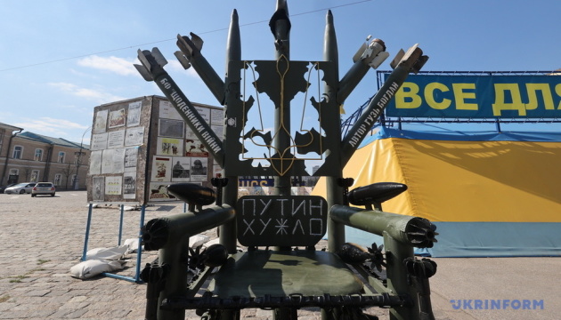 У Харкові із залишків російських боєприпасів створюють «залізні трони»
