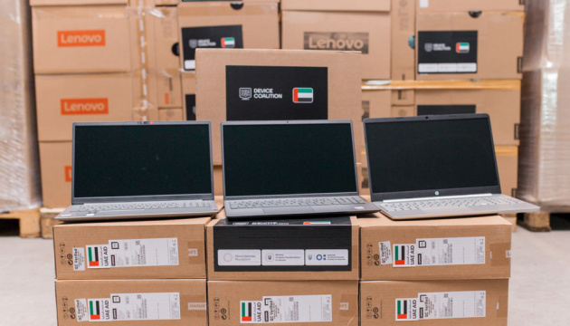 Уряд ОАЕ передав майже 5000 ноутбуків для українських школярів