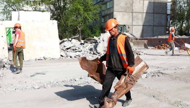 У Запоріжжі до кінця року відбудують 12 зруйнованих Росією багатоповерхівок