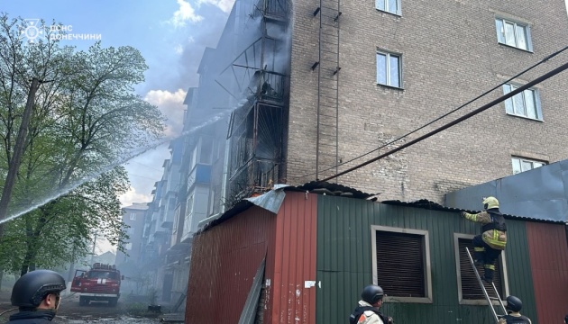 Russische Rakete trifft fünfstöckiges Gebäude in Kostjantyniwka, es gibt Verletzte