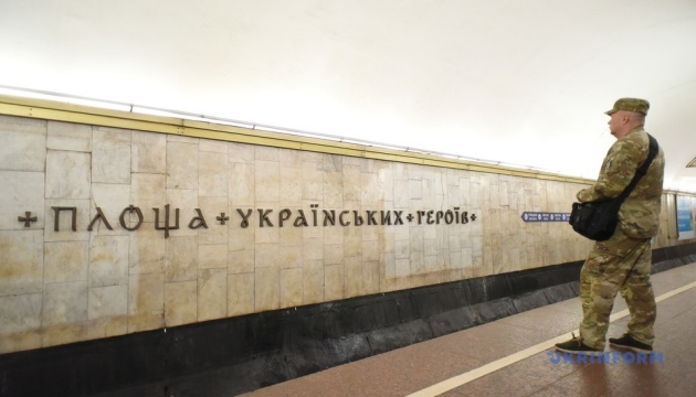 Для столичної станції метро «Площа Українських Героїв» змонтували перший комплект літер