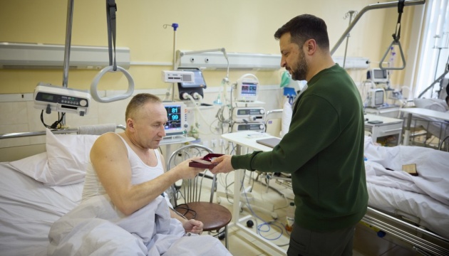 Zelensky visita a militares en Chernivtsi que están siendo tratados por heridas