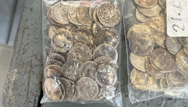 На кордоні з Молдовою в іноземця виявили майже сотню давньоримських монет
